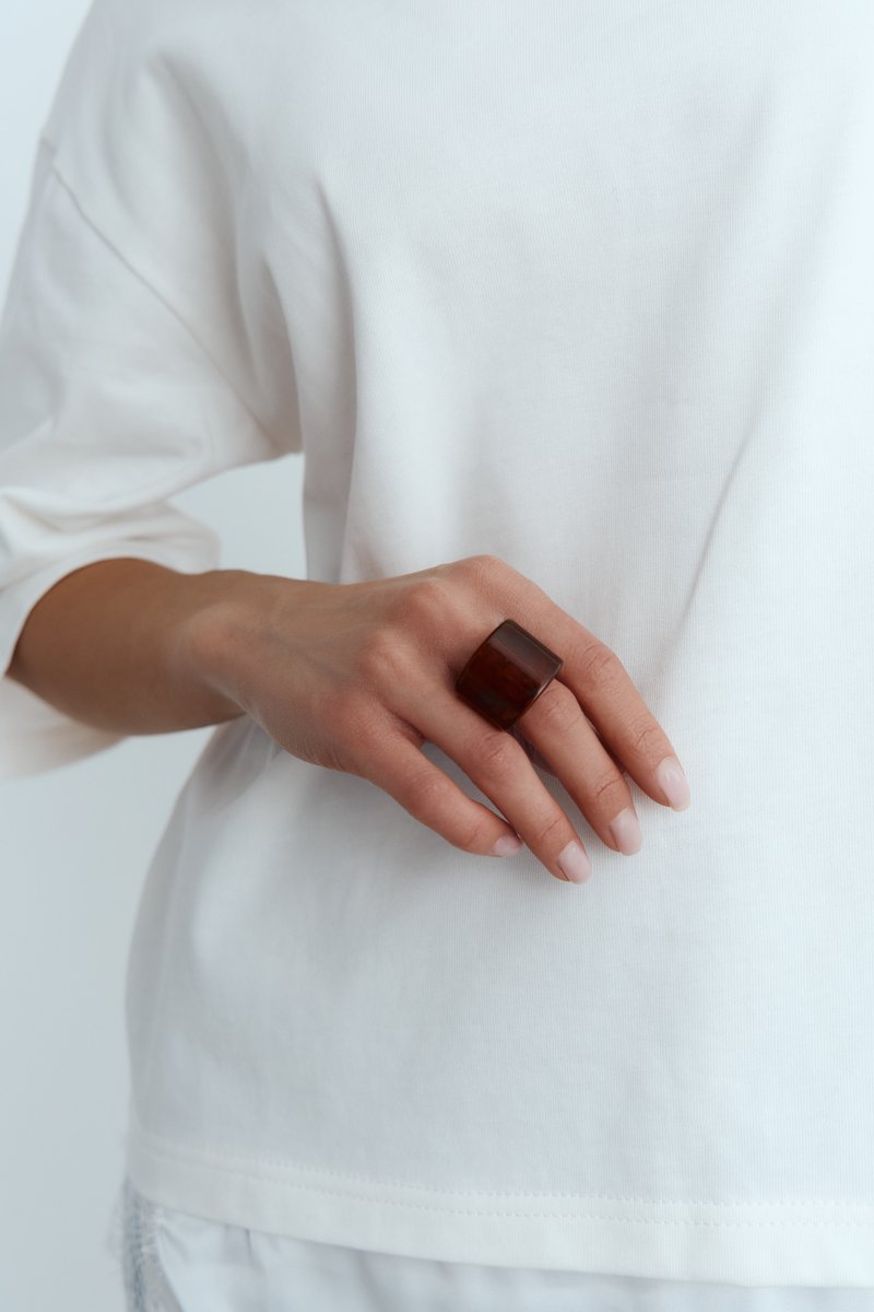 

Коричнева масивна каблучка