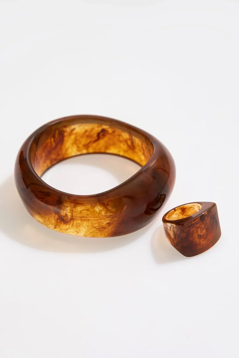 Коричневое массивное кольцо фотография 2