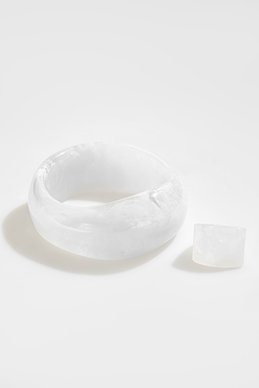 Белое массивное кольцо