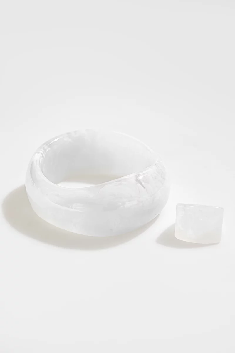 Белое массивное кольцо фотография 1