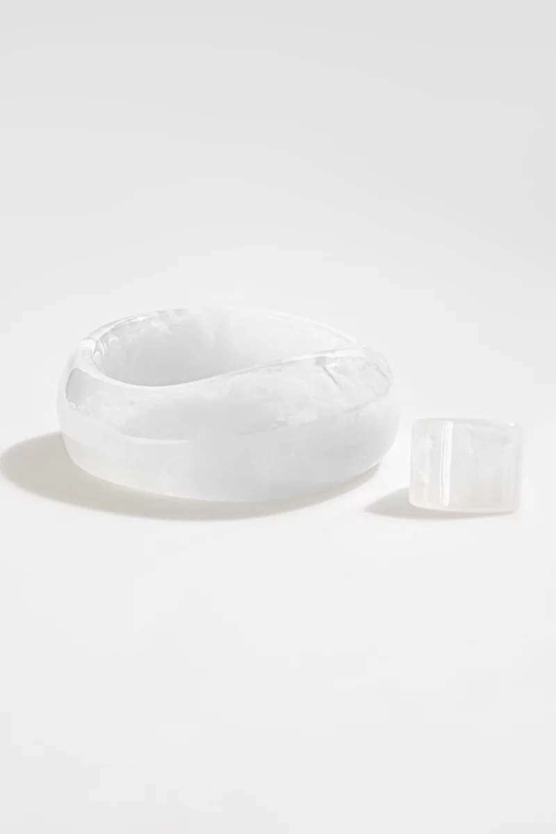 Белое массивное кольцо фотография 2