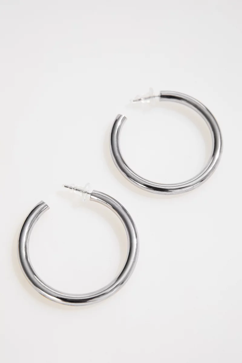 Серебристые серьги металлик закругленной формы фотография 1