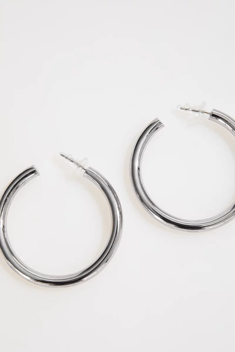 Серебристые серьги металлик закругленной формы фотография 2