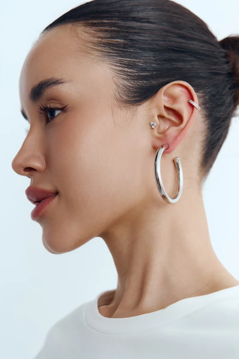 Серебристые серьги металлик закругленной формы фотография 2