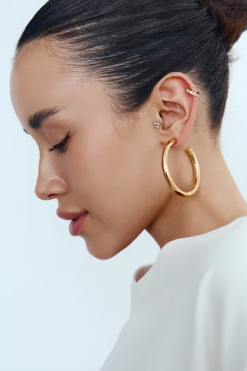 Золотистые сережки металлик закругленной формы фотография 1