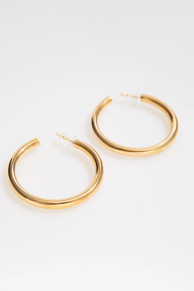 Золотистые сережки металлик закругленной формы фотография 2