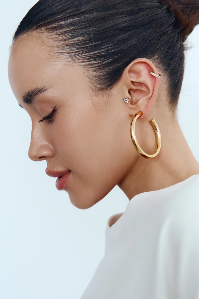 Золотистые сережки металлик закругленной формы фотография 1