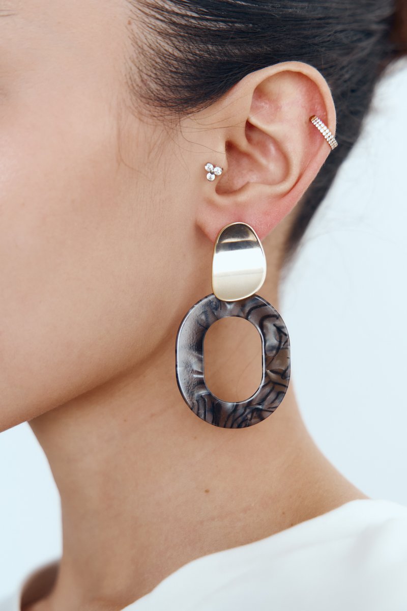 Золотистые комбинированные серьги овал фотография 1