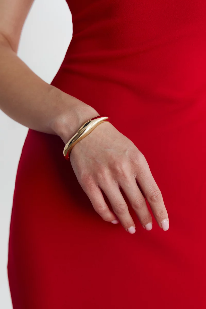 Золотистый браслет закругленной формы фотография 1