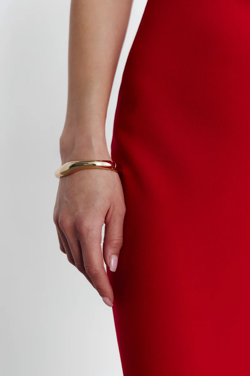 Золотистый браслет закругленной формы фотография 2