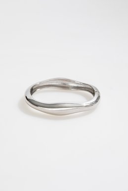 Серебристый браслет закругленной формы