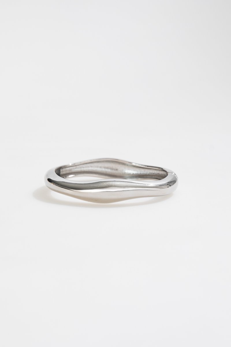 

Сріблястий браслет заокругленої форми