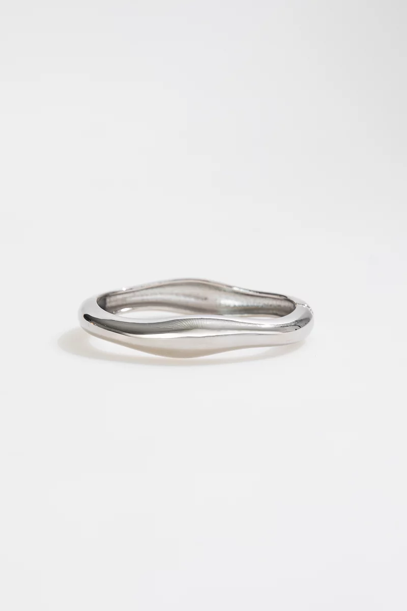 Серебристый браслет закругленной формы фотография 1