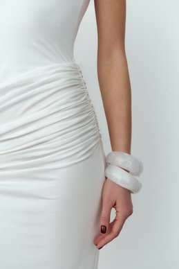 Білий масивний браслет