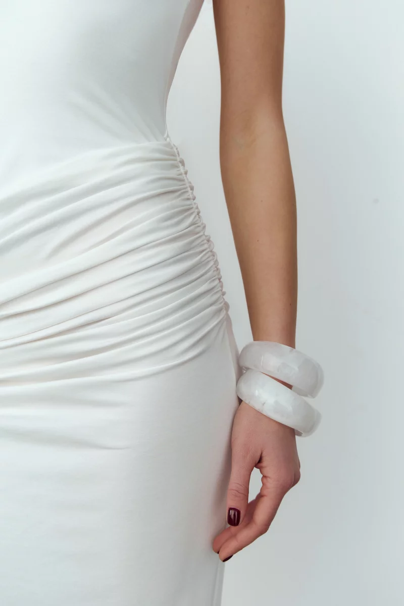 Белый массивный браслет фотография 1