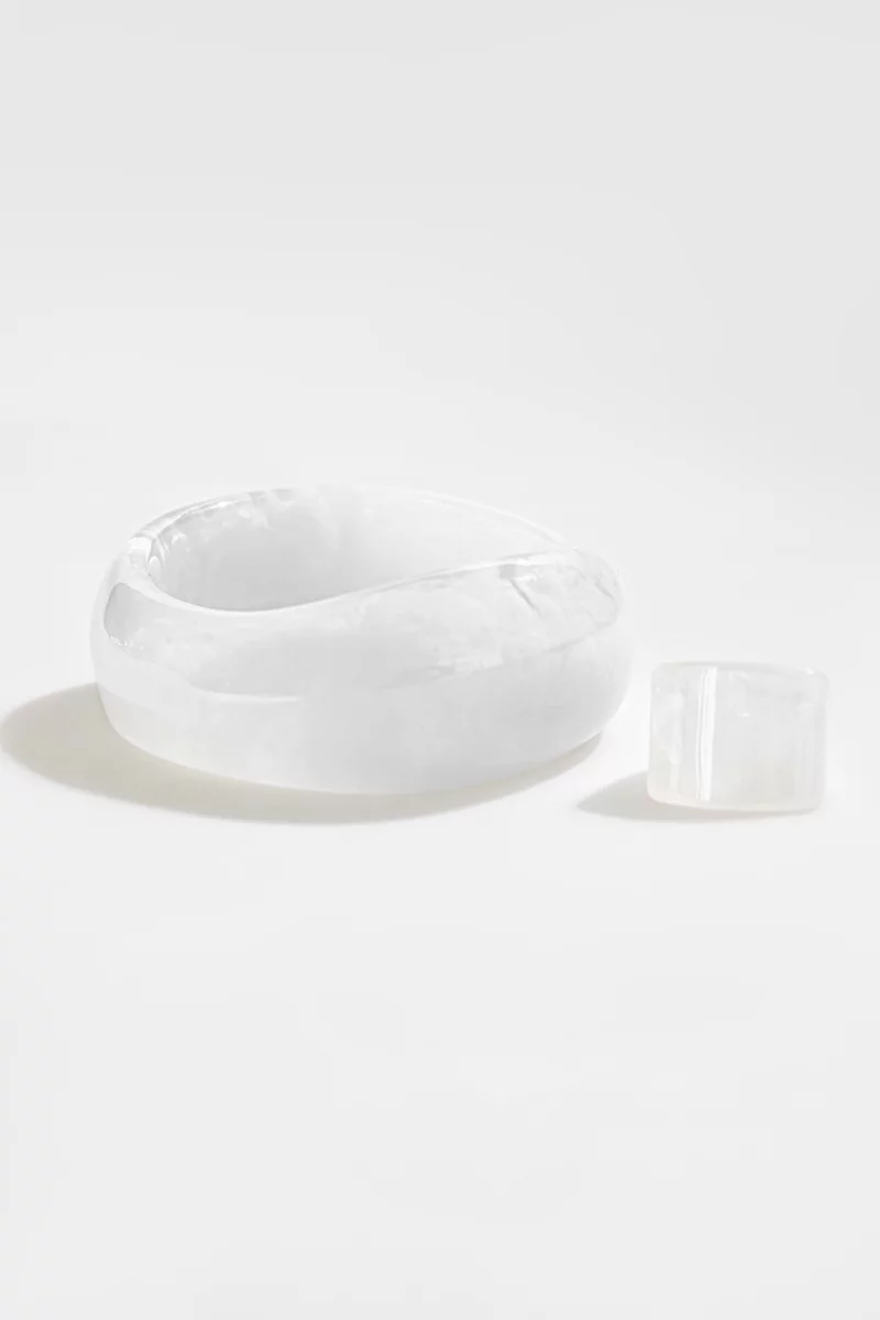 Белый массивный браслет фотография 3