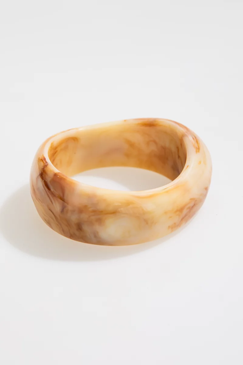 Бежевый массивный браслет фотография 3