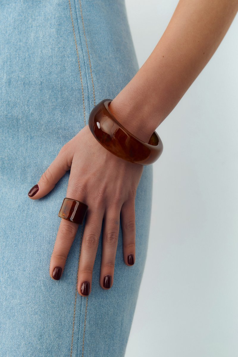 

Коричневий масивний браслет