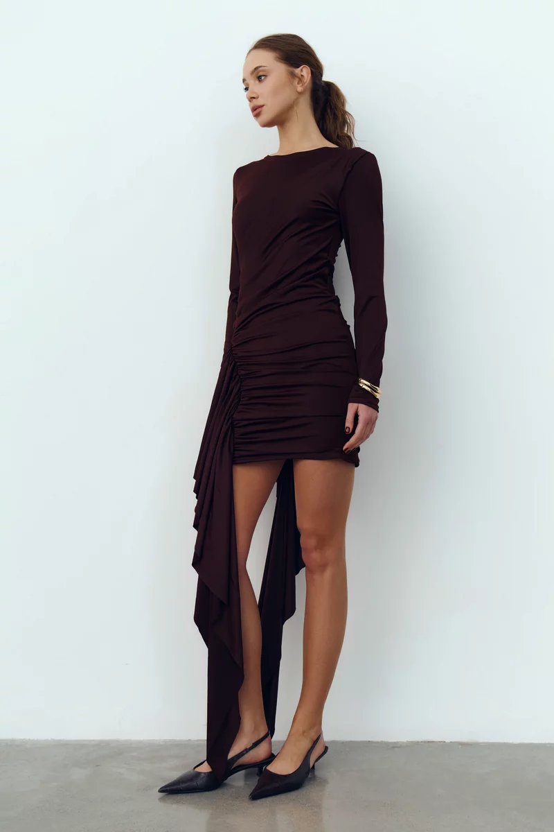 Платье мини с двойным шлейфом в шоколадном оттенке фотография 3