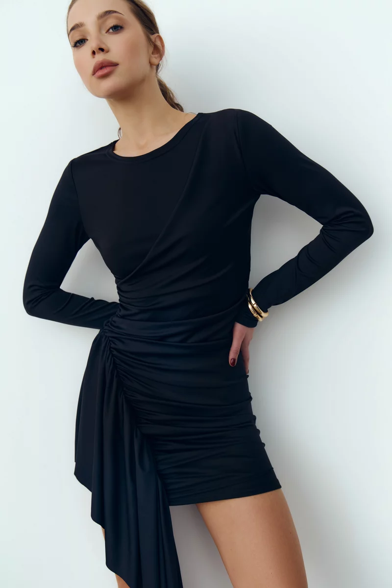 Черное платье мини с двойным шлейфом фотография 3