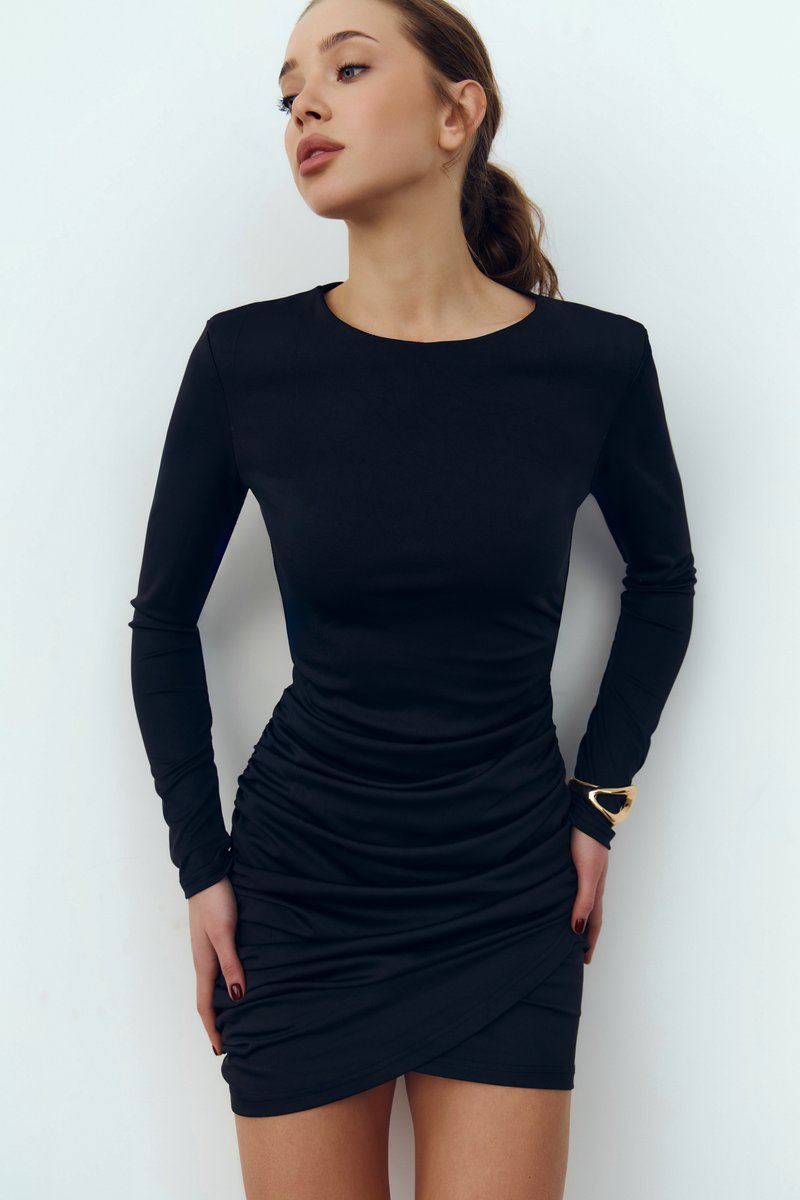 Черное трикотажное платье мини с драпировкой фотография 1