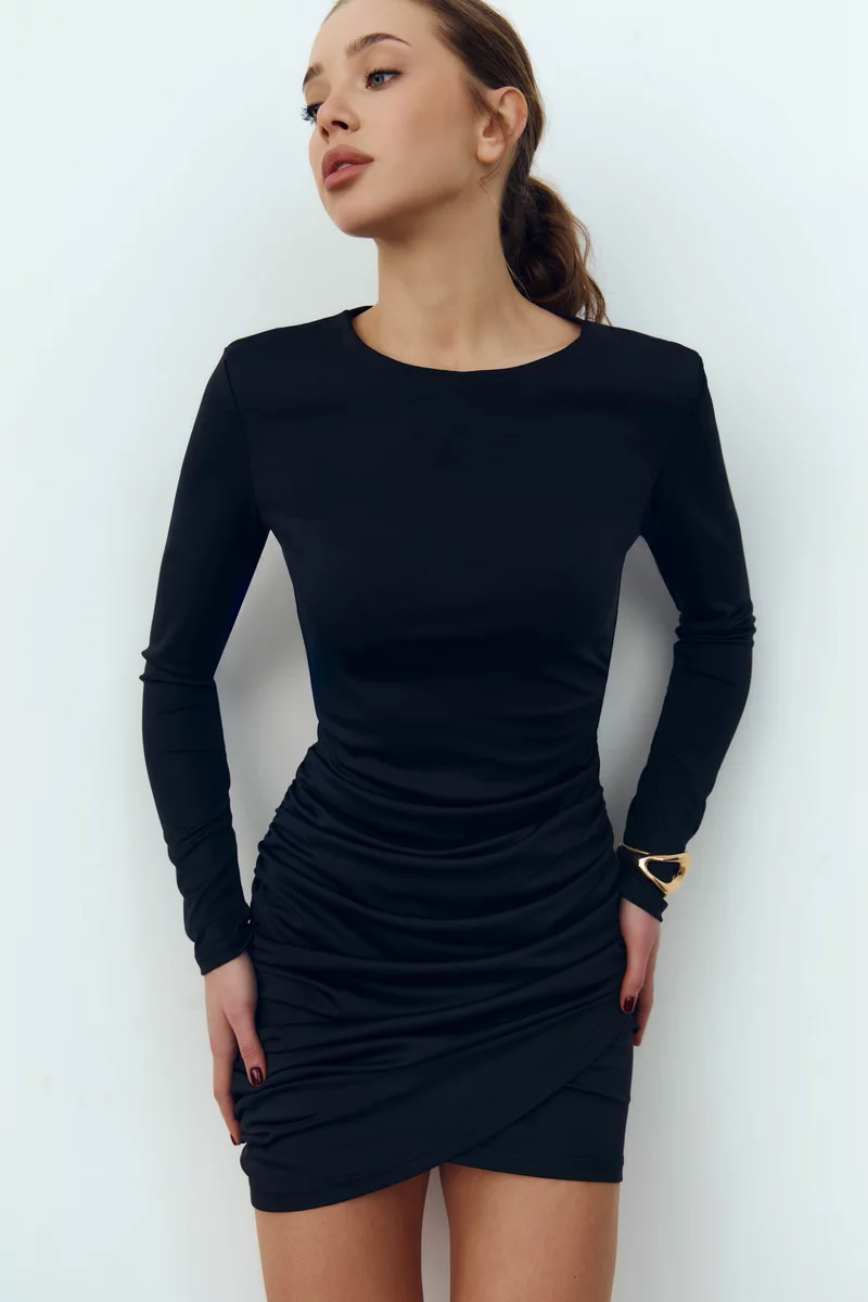 Черное трикотажное платье мини с драпировкой фотография 1