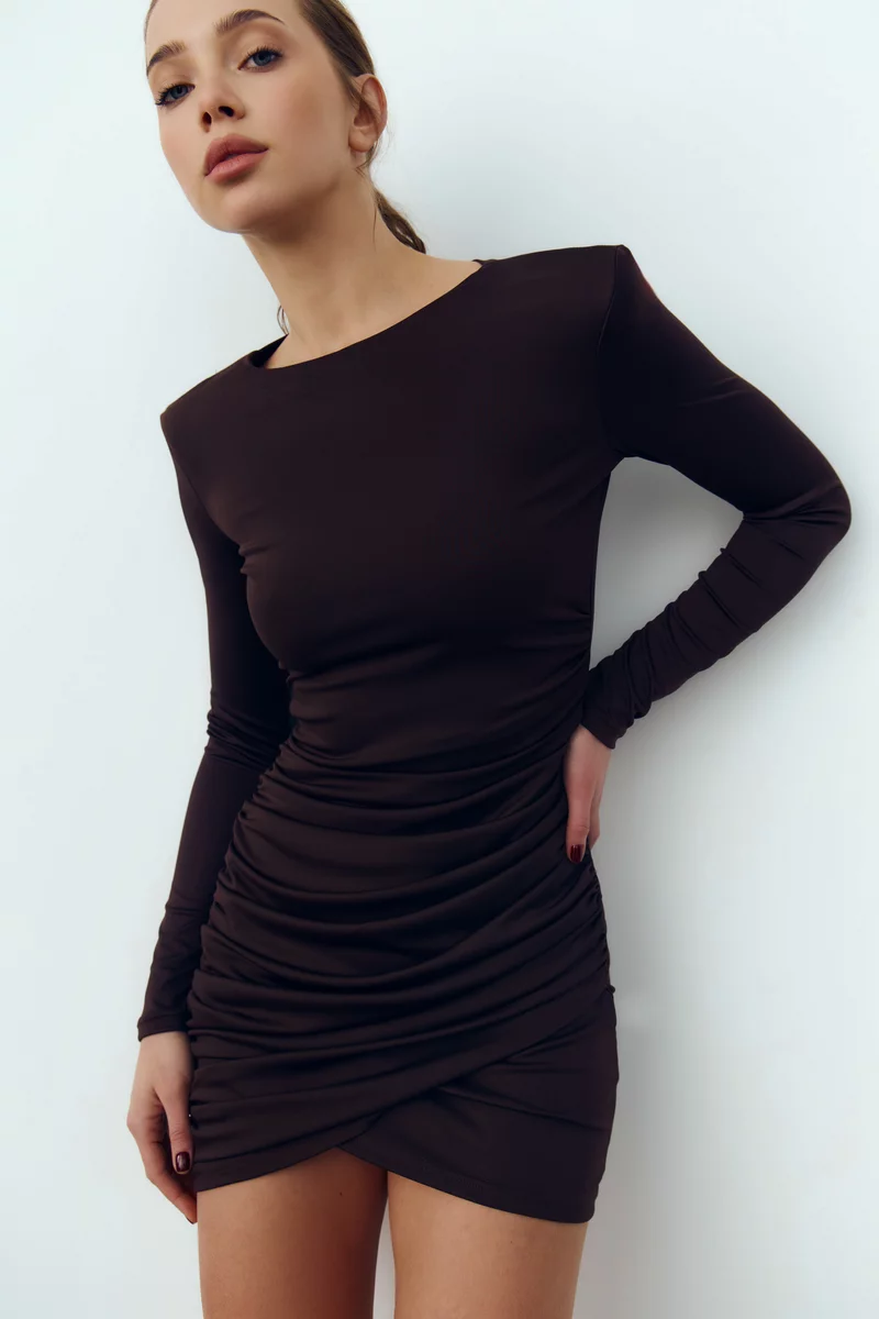 Трикотажное платье мини с драпировкой в шоколадном оттенке фотография 1