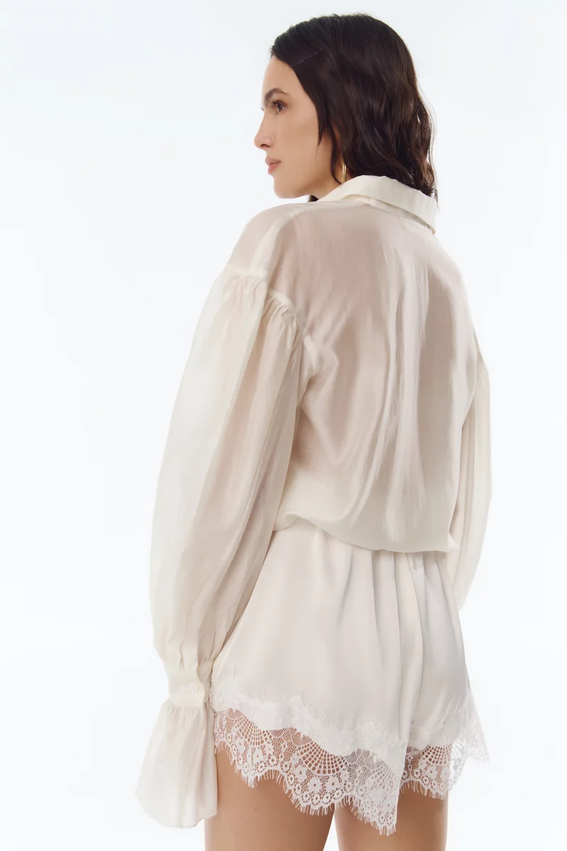 Молочные короткие шелковые шорты с кружевной вставкой фотография 5