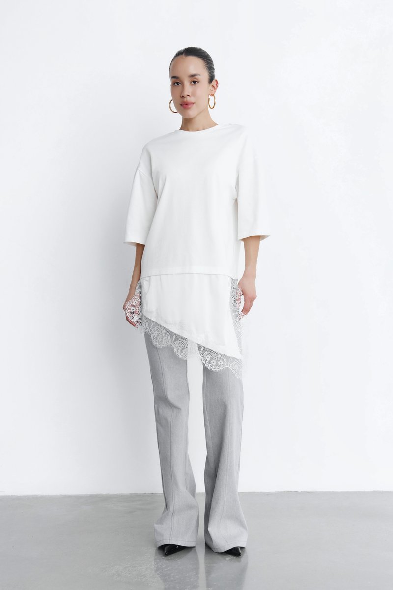 

Молочна бавовняна футболка з мереживною вставкою