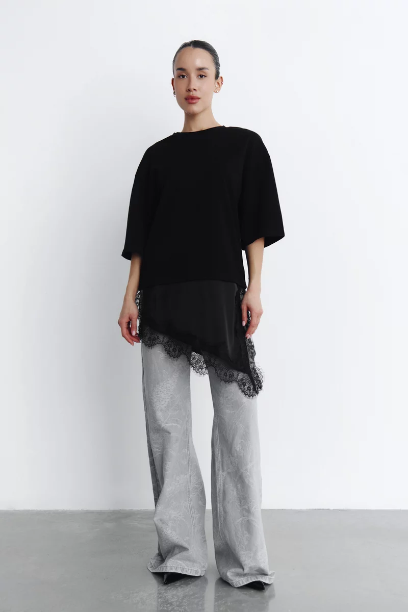 Черная хлопковая футболка с кружевной вставкой фотография 2