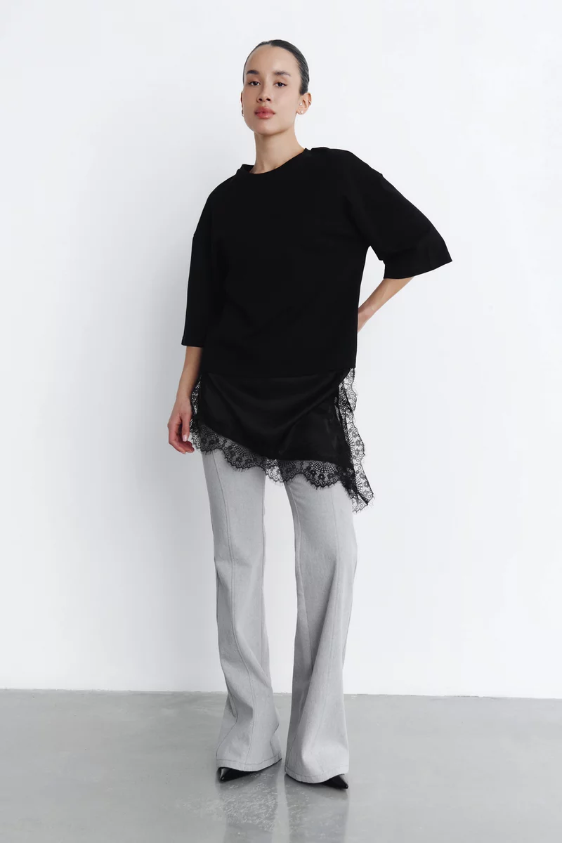 Черная хлопковая футболка с кружевной вставкой фотография 3