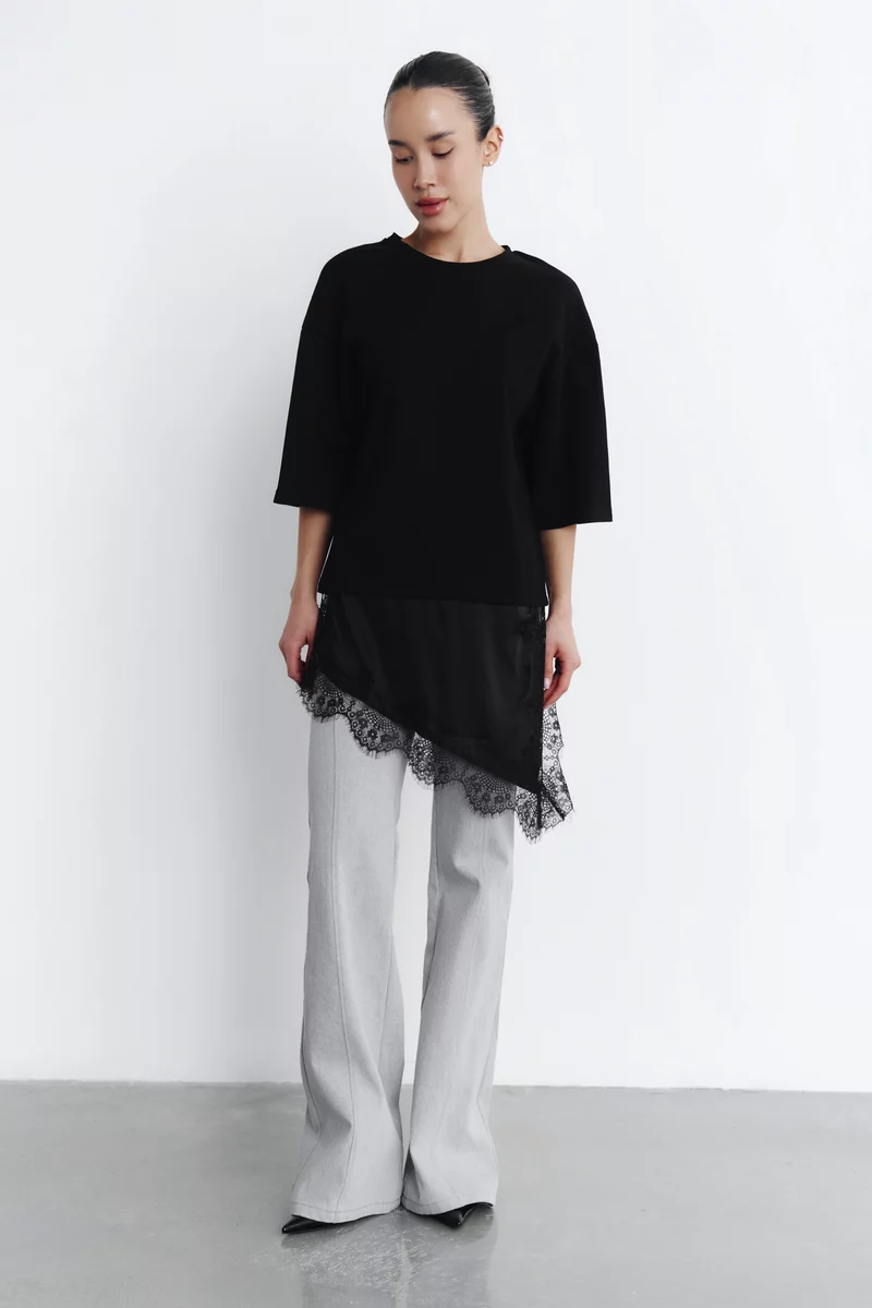 Черная хлопковая футболка с кружевной вставкой фотография 5