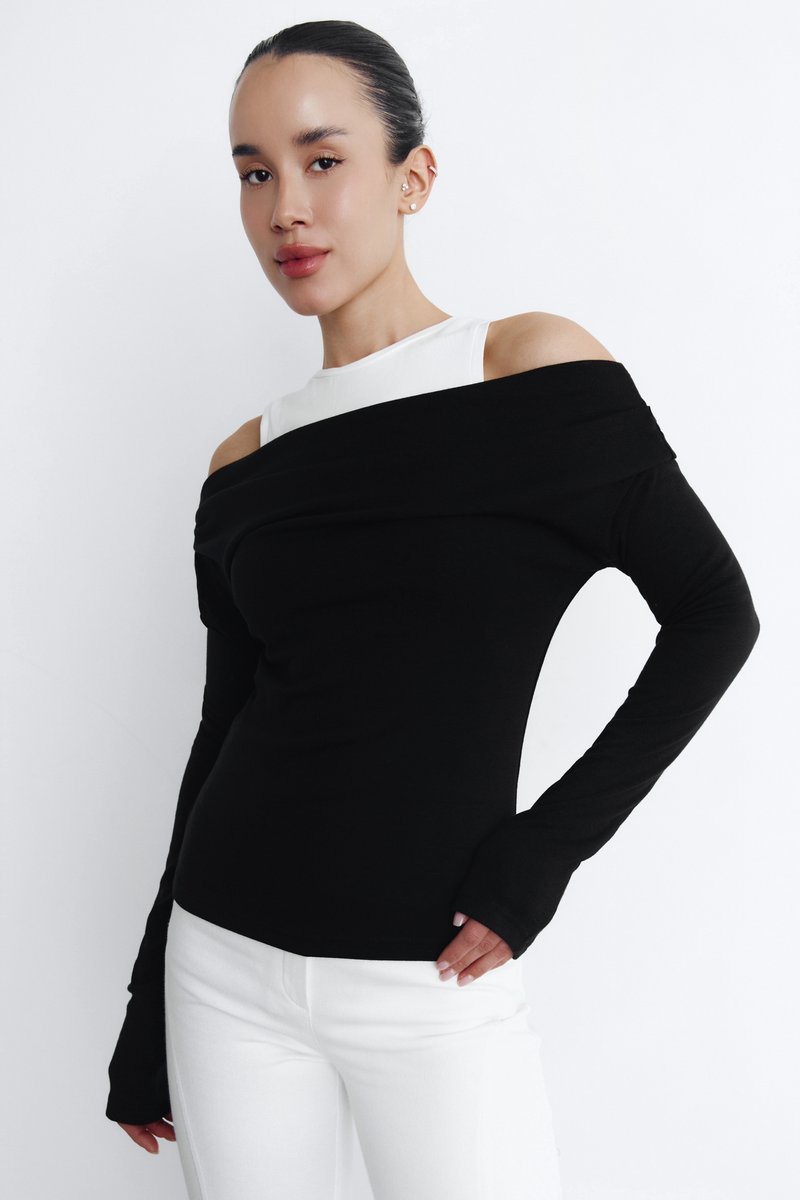 

Чорний трикотажний комплект із майки та лонгсліва