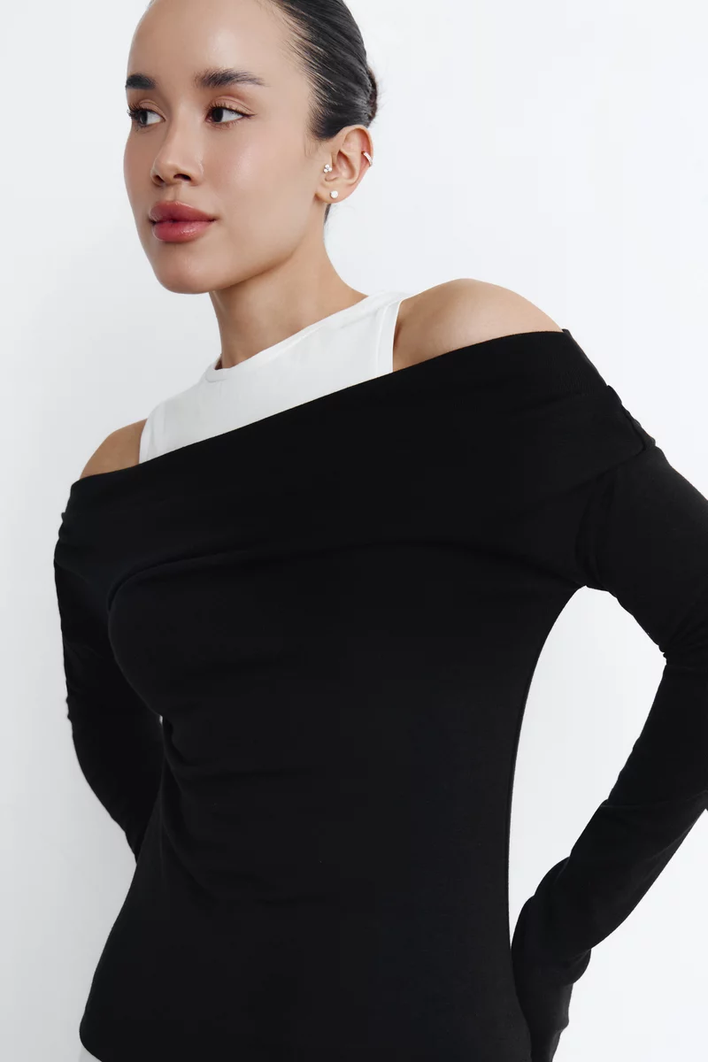 Черный трикотажный комплект из майки и лонгслива фотография 2