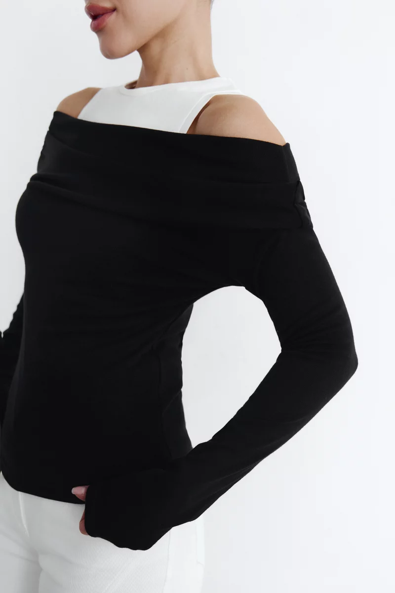 Черный трикотажный комплект из майки и лонгслива фотография 3