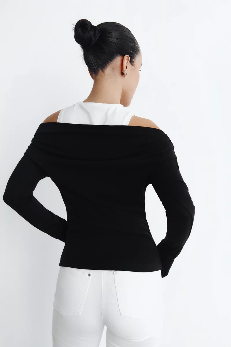 Черный трикотажный комплект из майки и лонгслива фотография 4