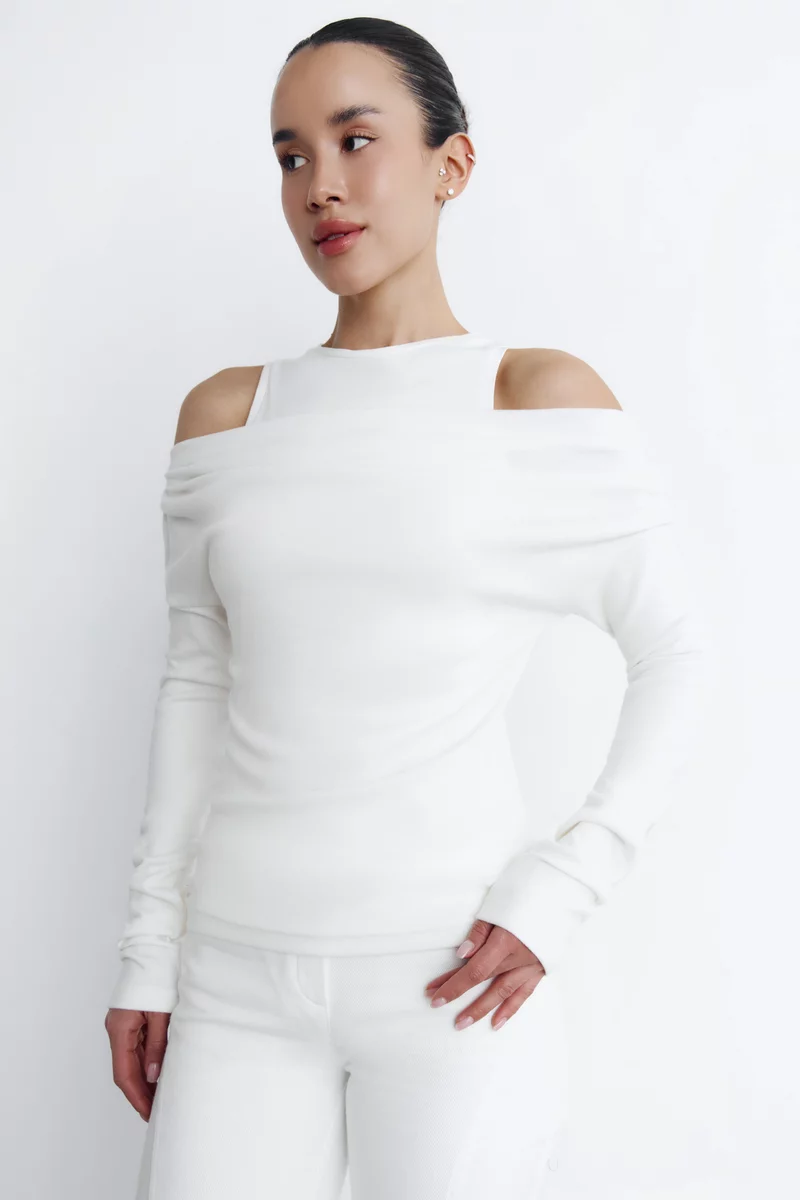 Молочный трикотажный комплект из майки и лонгслива фотография 1