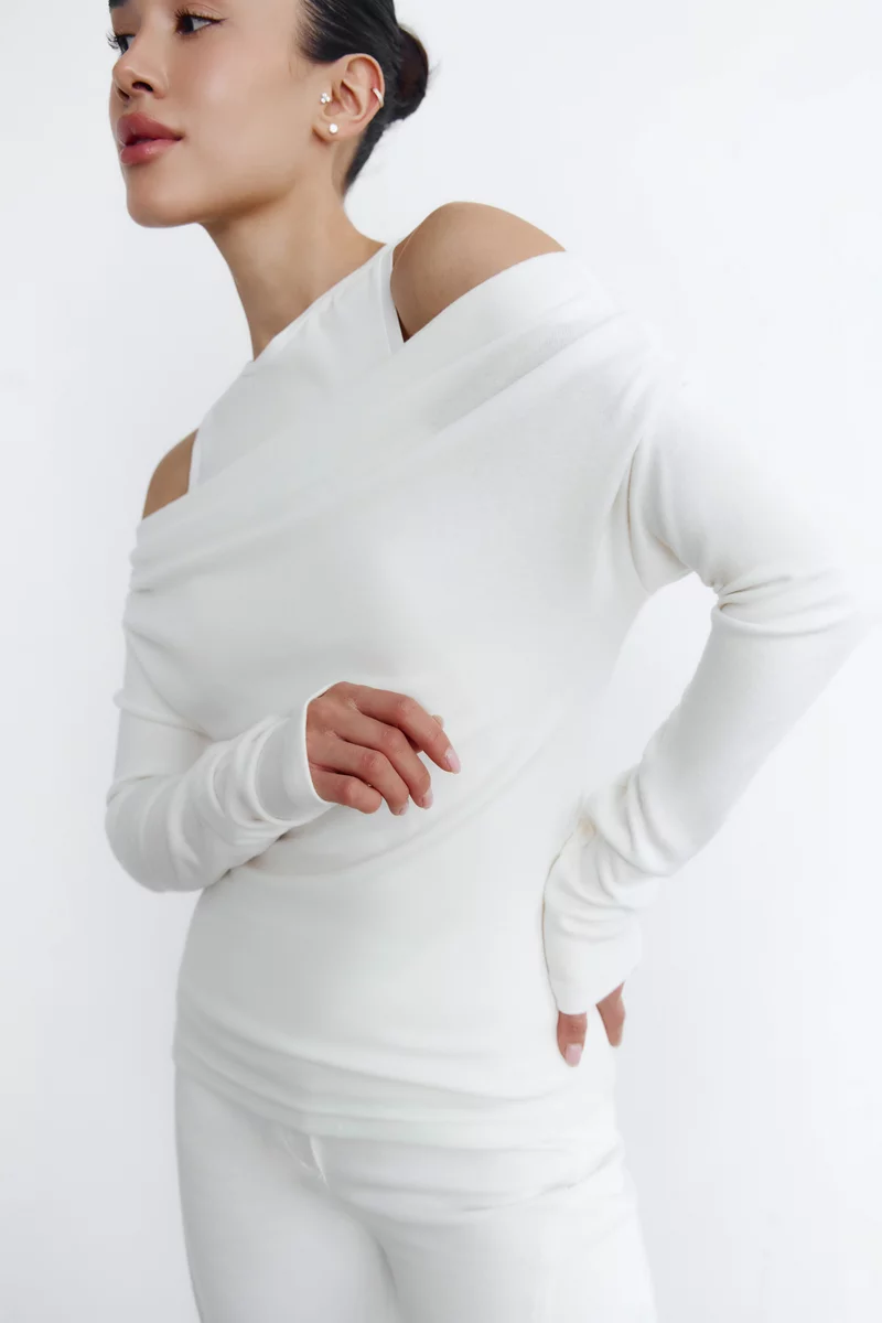 Молочный трикотажный комплект из майки и лонгслива фотография 2