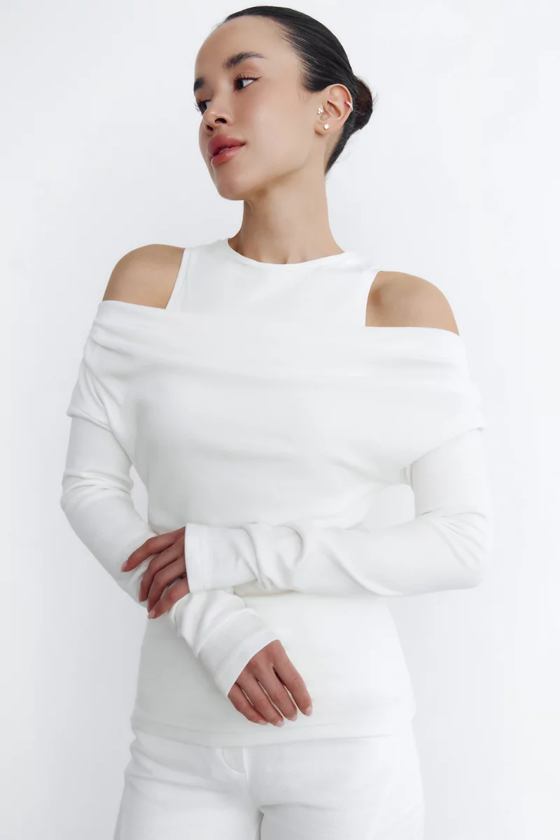 Молочный трикотажный комплект из майки и лонгслива фотография 3