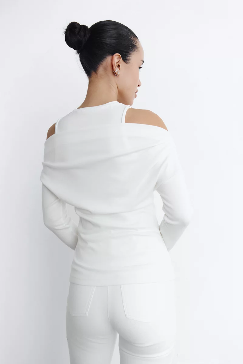 Молочный трикотажный комплект из майки и лонгслива фотография 4