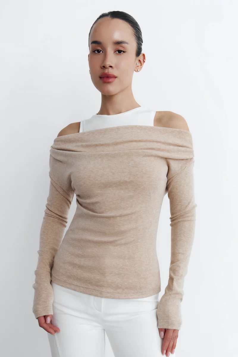 Бежевый трикотажный комплект из майки и лонгслива фотография 1