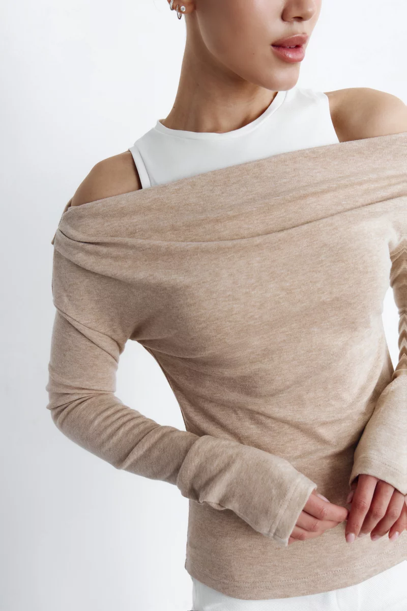 Бежевый трикотажный комплект из майки и лонгслива фотография 2