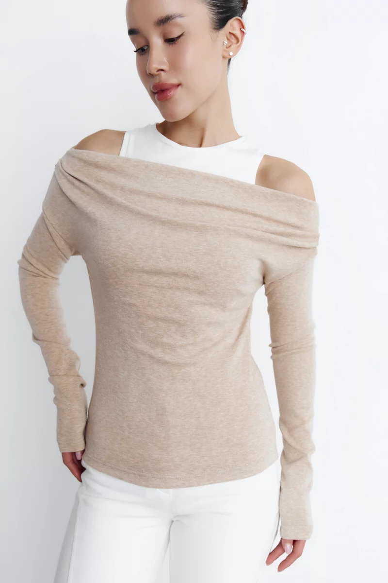 Бежевый трикотажный комплект из майки и лонгслива фотография 3
