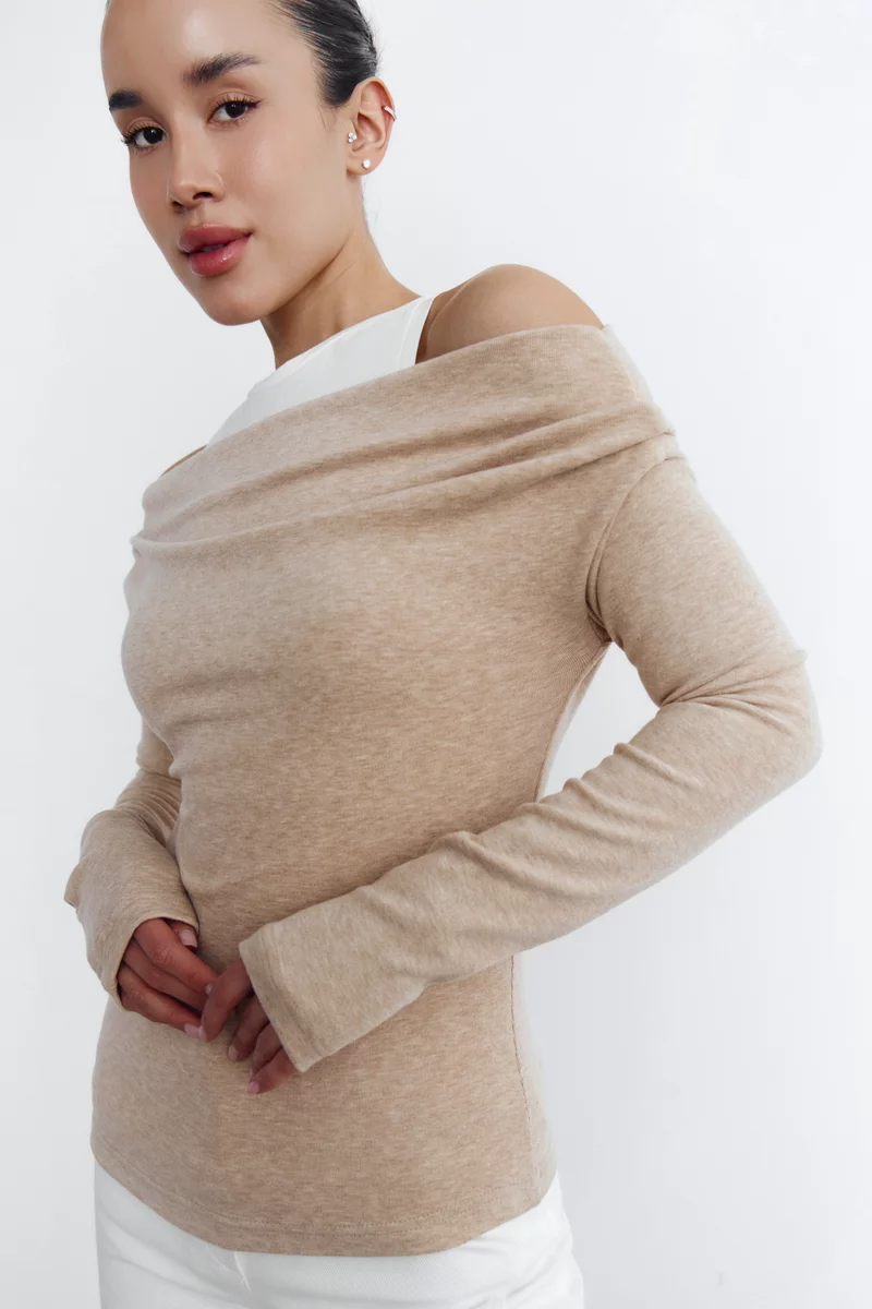 Бежевый трикотажный комплект из майки и лонгслива фотография 4