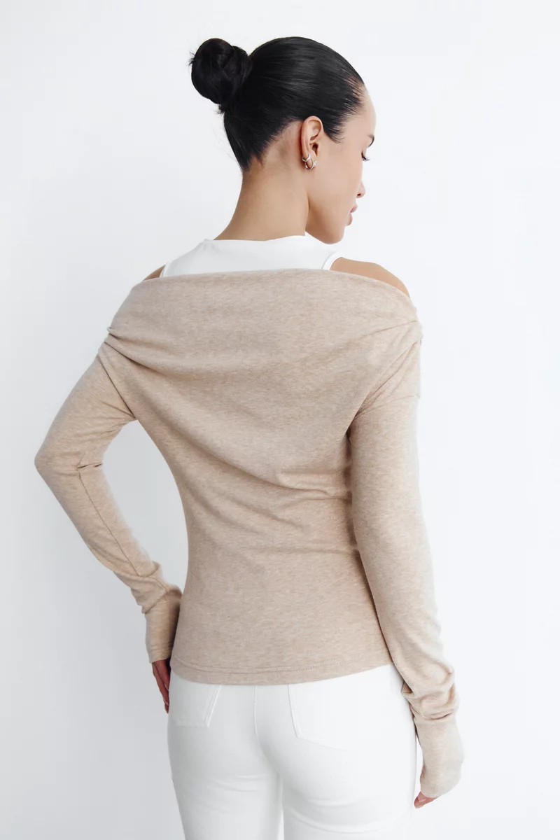 Бежевый трикотажный комплект из майки и лонгслива фотография 5