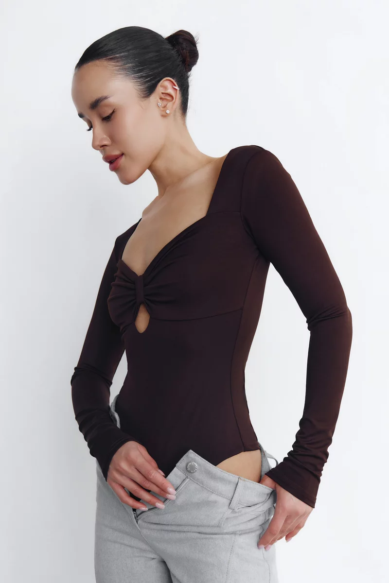 Трикотажный боди с акцентным лифом в шоколадном оттенке фотография 1