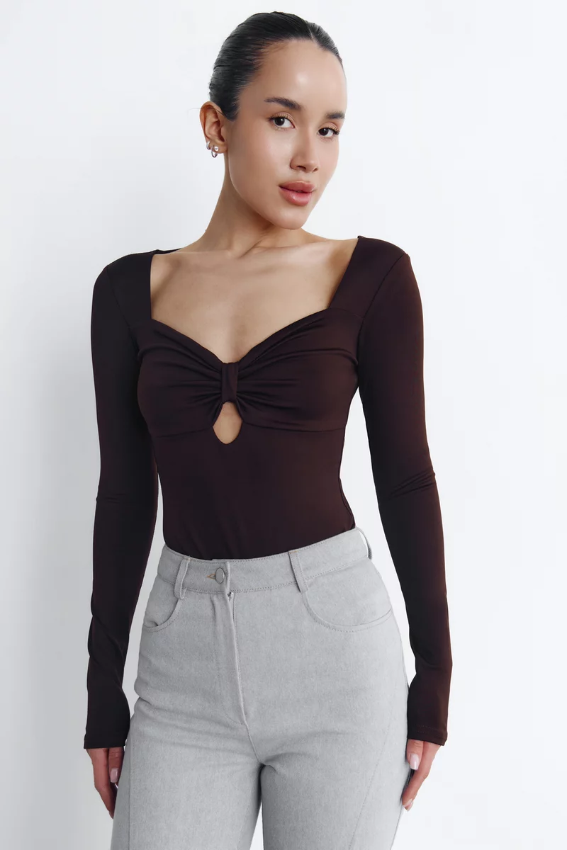 Трикотажный боди с акцентным лифом в шоколадном оттенке фотография 2