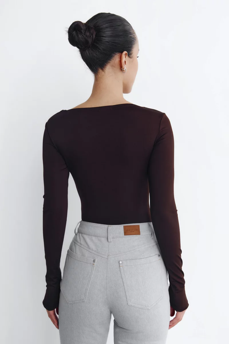 Трикотажный боди с акцентным лифом в шоколадном оттенке фотография 4