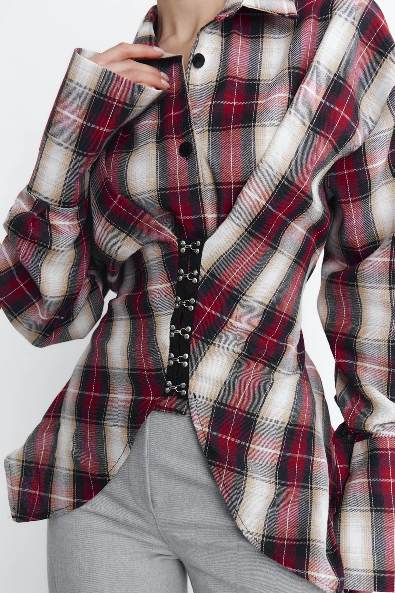 Бордовая клетчатая рубашка асимметричного кроя на крючках фотография 3