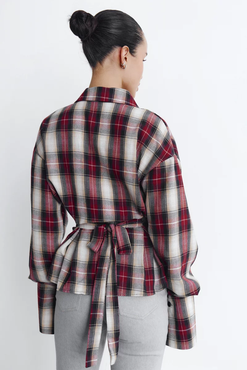 Бордовая клетчатая рубашка асимметричного кроя на крючках фотография 5